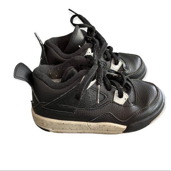 Air Jordan 4 Boy’s Retro Oreo Sneakers size 9 - Picture 1 of 5